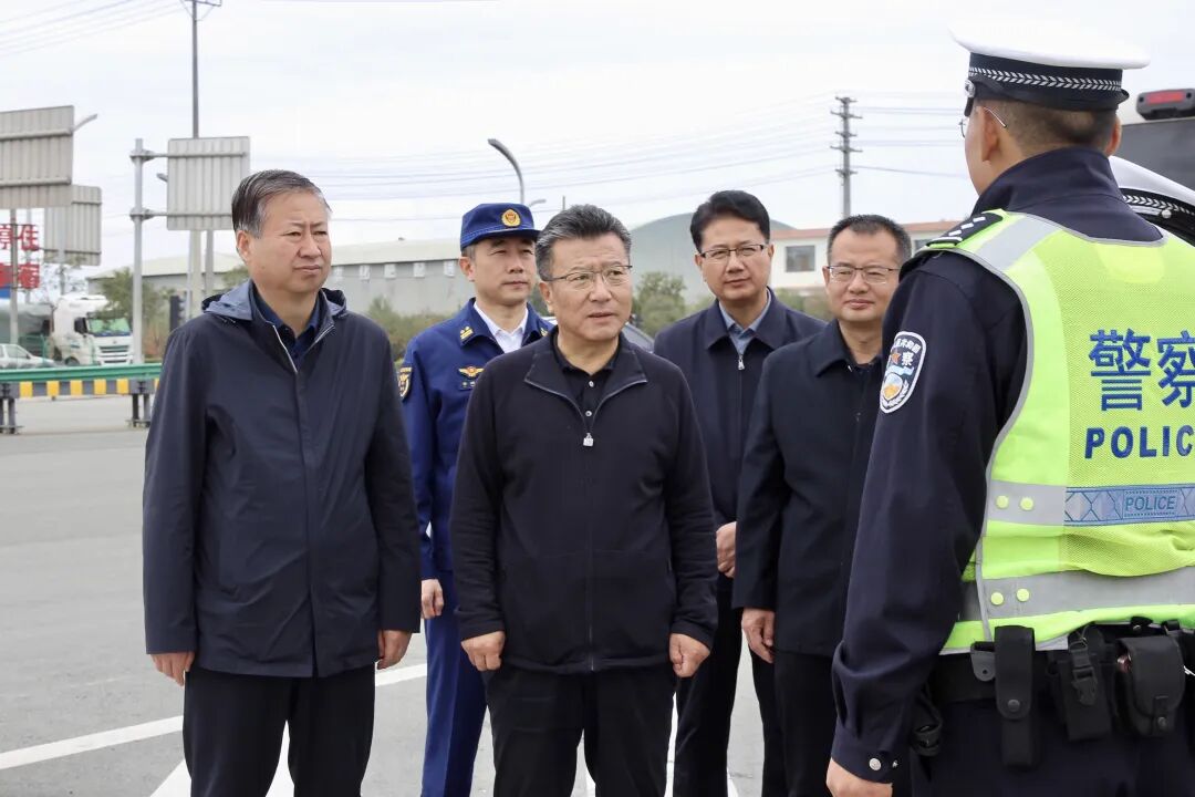 張延保在白銀區(qū)調度檢查國慶中秋假期安全防范及值班值守工作